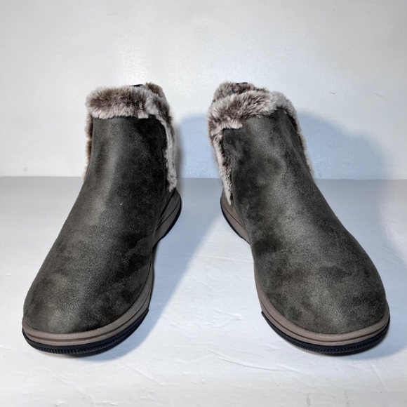 Clarks Cloudsteppers Breeze Fur Faux Fur Slip-On Boots - Picture 2 of 7